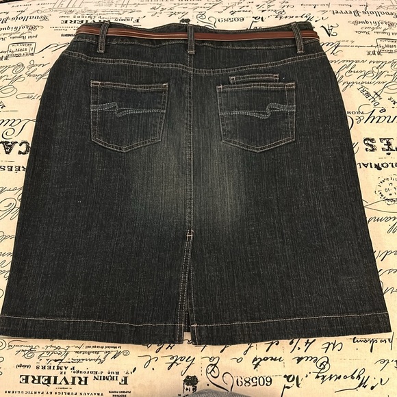 🪩5 for $25🪩
Sonoma Fit Life + Style Denim Skirt with brown belt - Picture 3 of 4